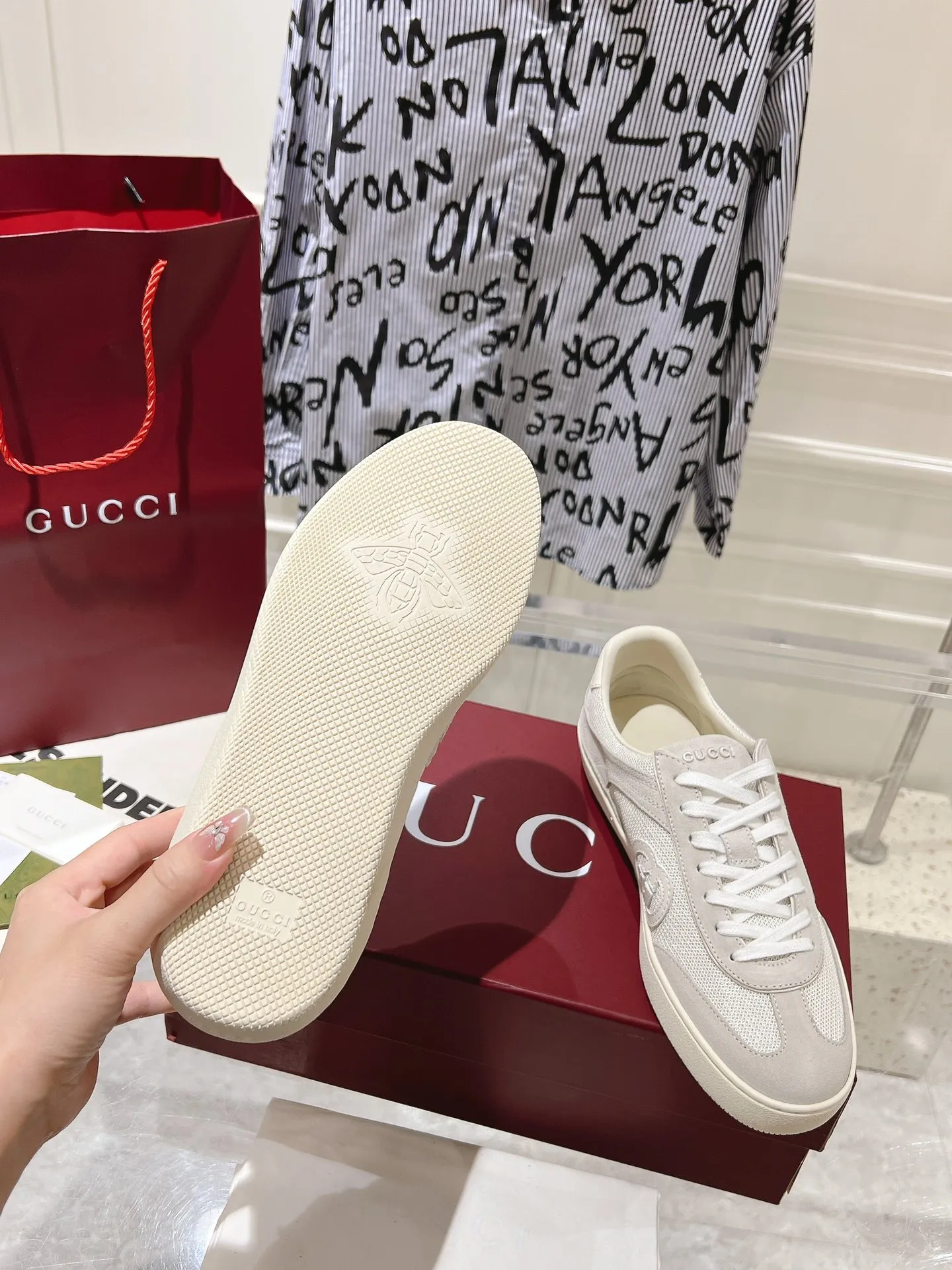 👟👟Ex-factory price 540👟👟Men's size +10 New upgraded version🔥Gucci 2024 new white shoes casual shoes hot recommendation, original TPU soles, original fabrics, original sheepskin lining sheepskin feet🔥Original cover craftsmanship is reproduced one to one! The pursuit of ultimate comfort! 🔥🔥 [Love] Fabric: Imported cow suede + mesh [Love] Packing: Counter-matched red shoe box ➕ Aviation airplane box [Love] Code number: 35-45